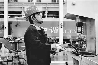 蘭州：寒夜黃河邊，他一把拉出落水大學(xué)生