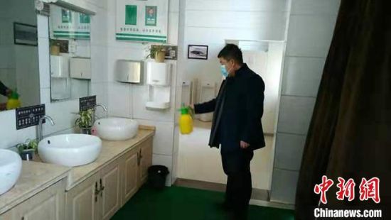  圖為2月初，工作人員對敦煌市旅游景區(qū)衛(wèi)生間進行防疫消毒?！《鼗褪形麄鞑抗﹫D 攝