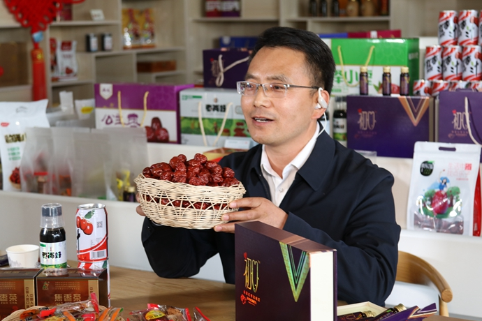 “縣長(zhǎng)直播天團(tuán)”唱響“甘貨春之聲”，售出近30種甘貨1萬(wàn)余件 開(kāi)進(jìn)直播間的網(wǎng)絡(luò)扶貧博覽會(huì)，受百萬(wàn)網(wǎng)友點(diǎn)贊 