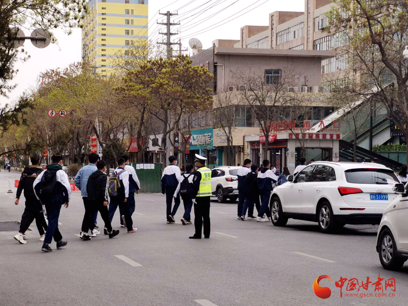 保駕護(hù)航！涼州公安交警“護(hù)學(xué)崗” 撐起“平安傘”