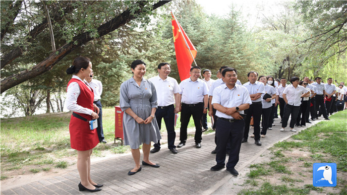 7月1日，嘉峪關市紀委監(jiān)委機關黨委在迎賓湖絲路廉潔文化主題公園舉行慶祝黨建99周年迎“七一”主題黨日活動。_副本.jpg