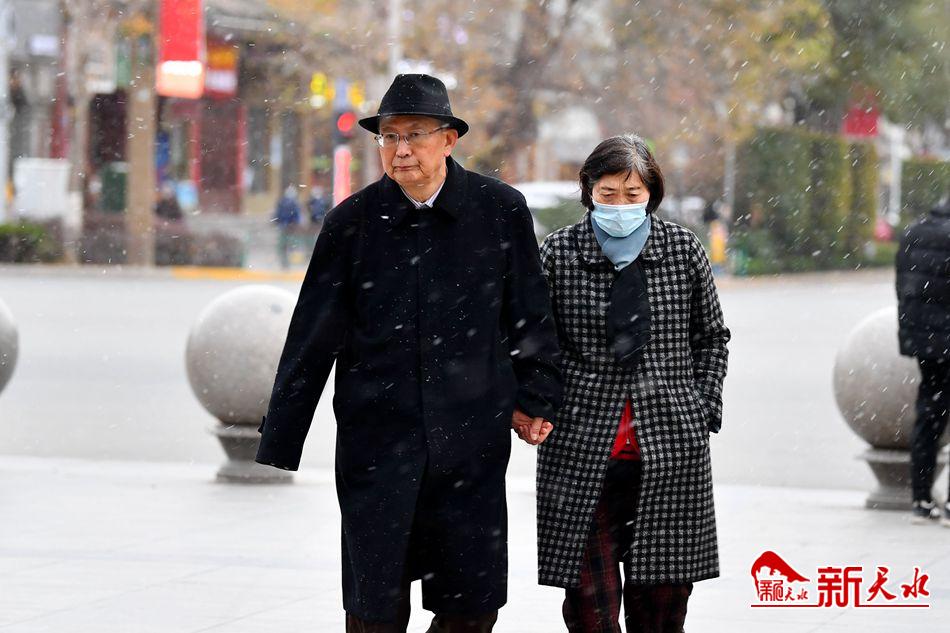 初雪來(lái)了！一起在天水街頭，共赴“白頭”！