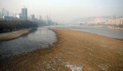 市民：黃河水位大降會不會影響供水？ 水務(wù)部門：枯水期流量偏小屬于正?，F(xiàn)象
