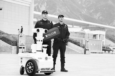 新奇！5G巡邏機器人亮相隴南武都街頭