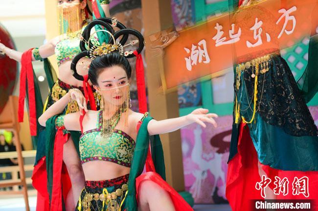 圖為今年9月5日，在重慶亮相的敦煌博物館“潮起東方”主題活動(dòng)現(xiàn)場(chǎng)。敦煌博物館供圖