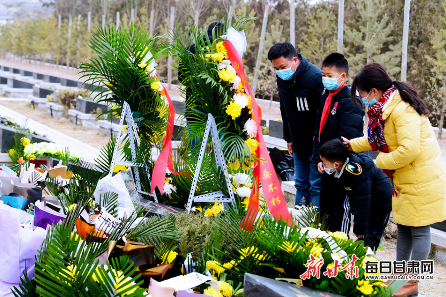 委托快遞、自發(fā)前往，社會各界在陳紅軍烈士墓前獻花致敬
