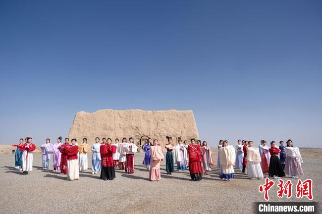 數(shù)十位身著古裝的女性通過體驗(yàn)賞漢舞、習(xí)漢禮、吟誦詩詞等中華傳統(tǒng)文化，再現(xiàn)古絲綢之路的繁華盛景?！∏窳?攝