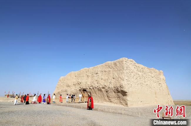 數(shù)十位身著古裝的女性通過體驗(yàn)賞漢舞、習(xí)漢禮、吟誦詩詞等中華傳統(tǒng)文化，再現(xiàn)古絲綢之路的繁華盛景?！⊥踺?攝