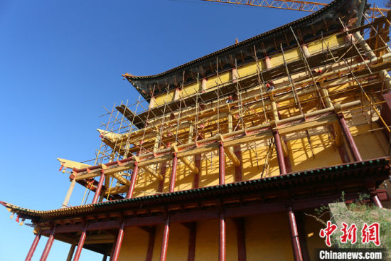 圖為5月上旬，甘肅山丹縣大佛寺內(nèi)，正在修繕中的古建筑大雄寶殿。 中新社記者 高展 攝