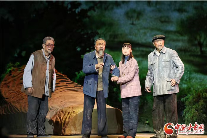 大型原創(chuàng)話劇《八步沙》在蘭州首演 展現(xiàn)“時代楷?！敝紊吃炝制D苦歲月