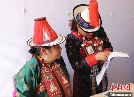 圖為用活態(tài)傳習的模式促進裕固族非物質(zhì)文化遺產(chǎn)的保護傳承?！∈缝o靜 攝