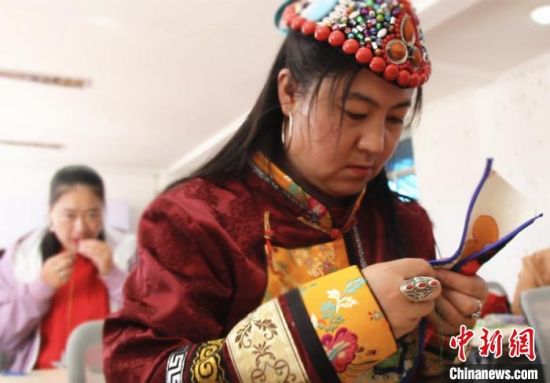 圖為裕固族婦女學習刺繡?！∈缝o靜 攝