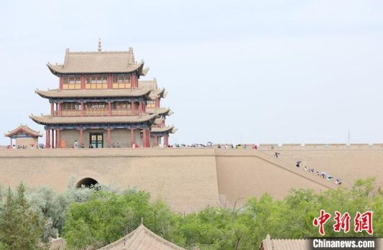 歷經(jīng)數(shù)十載保護修繕的古老關(guān)城得以延年益壽，成為了海內(nèi)外游客“絲路游”的必經(jīng)打卡地?！「哒?攝