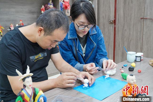 <a target='_blank'  data-cke-saved- >中新社</a>記者(右)現(xiàn)場(chǎng)體驗(yàn)面塑制作過(guò)程?！￡悹?zhēng)強(qiáng) 攝