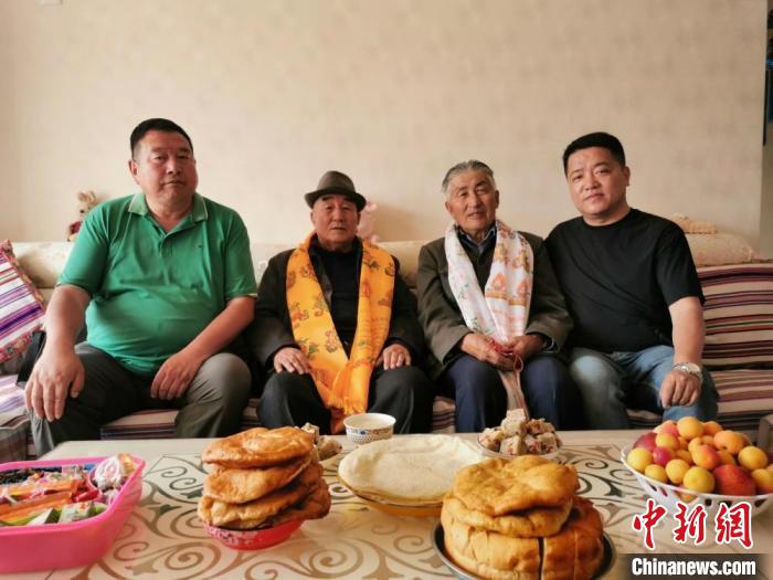 圖為張輝剛(右一)拜訪甘肅肅南縣裕固族德高望重的老人。(資料圖) 張輝剛供圖