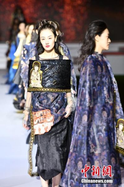 圖為敦煌服裝秀展示。 殷春永 攝