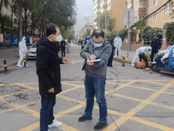 蘭州市紀(jì)委監(jiān)委干部下沉一線詳細(xì)詢問疫情防控情況。.jpg