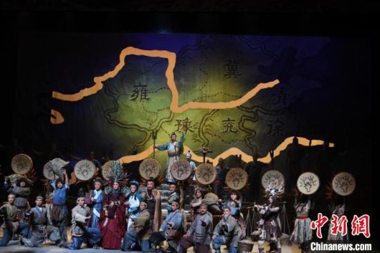 作為隴劇“梅花”，雷通霞在《大禹治水》中甘當“綠葉”，該劇推出后，反響十分熱烈。(資料圖) 楊艷敏 攝
