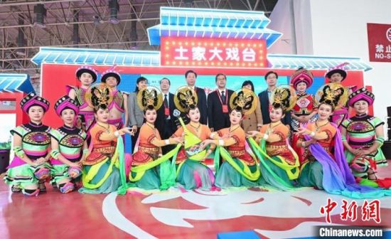 11月26日，“甘肅團(tuán)”在首屆中國(武漢)文化旅游博覽會(huì)展區(qū)的“土家大戲臺(tái)”，與“湖北團(tuán)”互訪交流?！「拭C省文化和旅游廳供圖