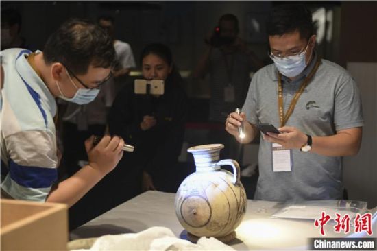 2020年6月，在長沙博物館舉行“從地中海到中國：絲路寶藏——平山郁夫絲綢之路美術館藏文物展”前，專家開箱鑒定文物。中新社記者 楊華峰 攝