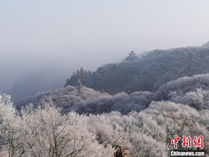 圖為連綿山脈，皆是白色?！⌒煺袢A 攝
