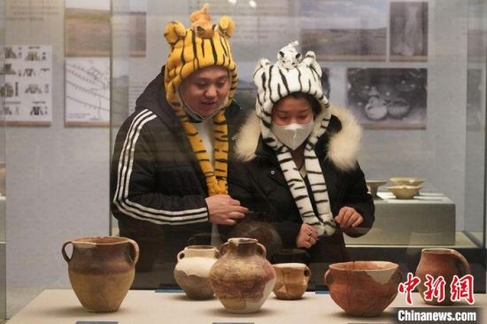 圖為市民戴虎頭帽在博物館內參觀。九美旦增 攝
