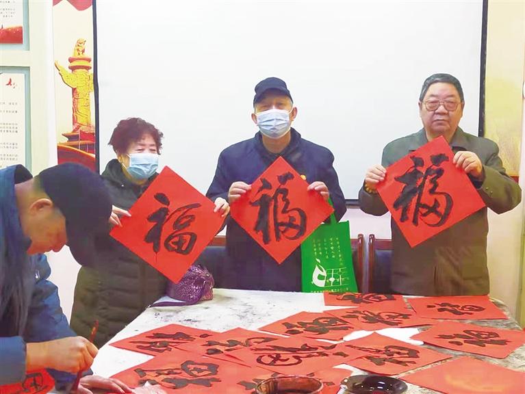 蘭州：“幸福敲門 新春送?！被顒忧榕f家