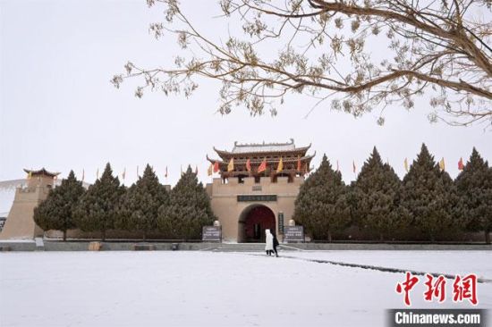 圖為2月17日，游人在鳴沙山月牙泉景區(qū)內(nèi)體驗(yàn)大漠雪景?！《鼗褪形穆镁止﹫D