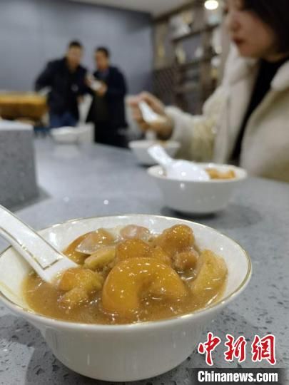 圖為酒泉美食“糊鍋”?！∫蟠河?攝