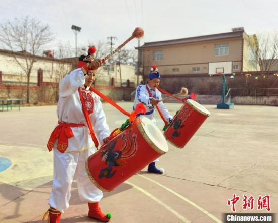 圖為劉玉均(右一)身穿青花服與隊(duì)員一起練習(xí)動(dòng)作。　張婧 攝