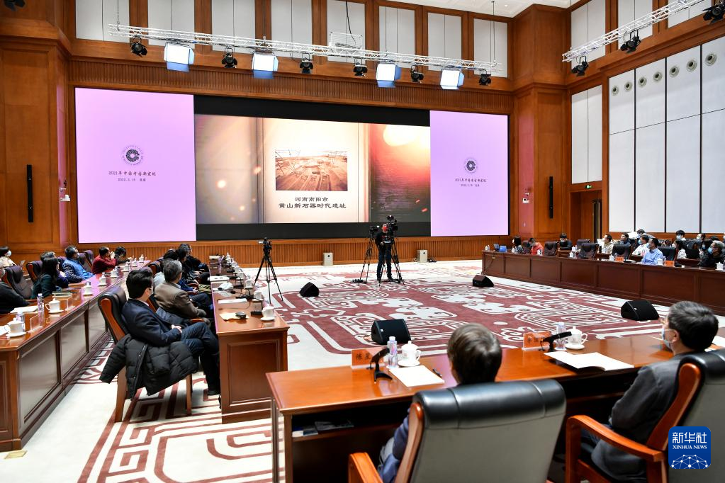 3月18日，在“中國(guó)社會(huì)科學(xué)院考古學(xué)論壇·2021年中國(guó)考古新發(fā)現(xiàn)”上，參會(huì)人員觀看宣傳視頻。