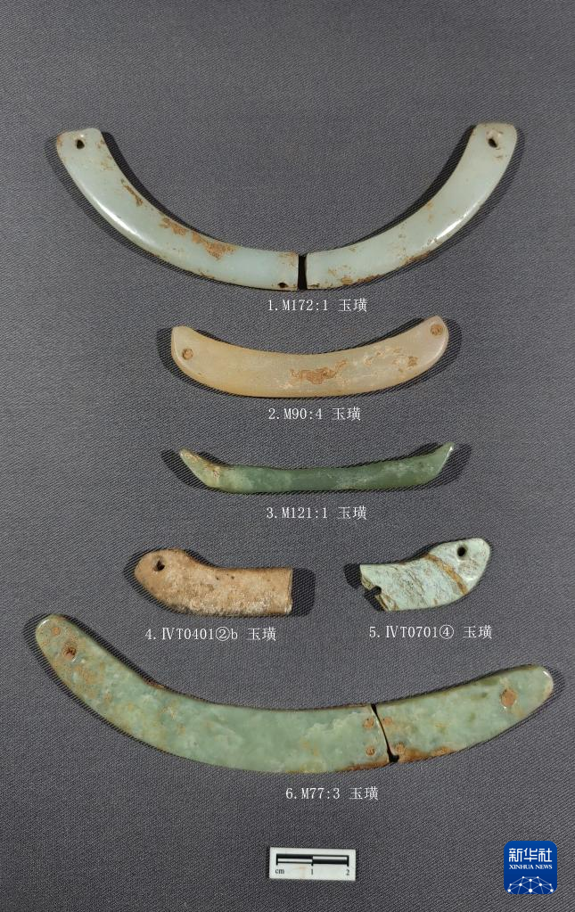 河南南陽(yáng)市黃山新石器時(shí)代遺址出土的屈家?guī)X文化玉璜（資料圖）。