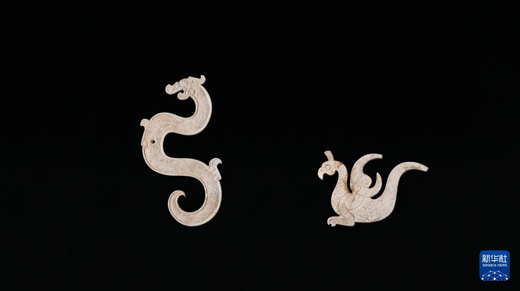 江西樟樹(shù)市國(guó)字山戰(zhàn)國(guó)墓葬出土玉龍、玉鳳（資料圖）。