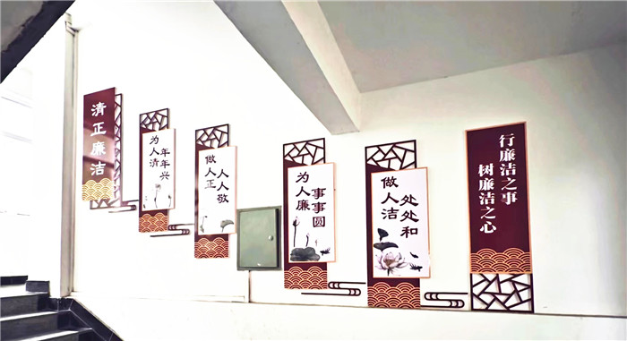 1650789077940551.jpg 圖為成縣鐔河鄉(xiāng)政府機關走廊廉政文化墻.jpg