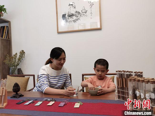 圖為魯雯為小學(xué)員授課和培訓(xùn)?！●T志軍 攝