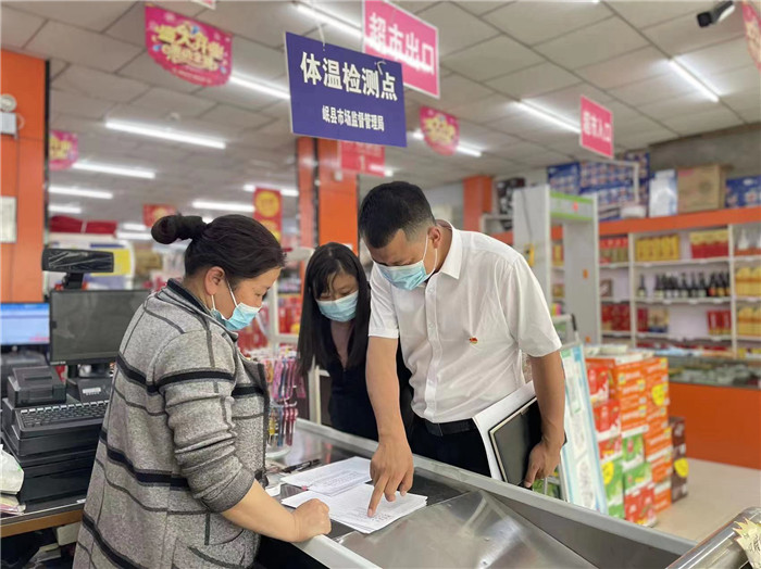 7月15日，定西市岷縣申都鄉(xiāng)紀委工作人員深入當地民生超市等重點場所開展疫情防控監(jiān)督檢查。.jpg