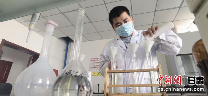 圖為甘肅科技集團化工研究院有限責任公司工作人員正在做實驗。魏建軍 攝