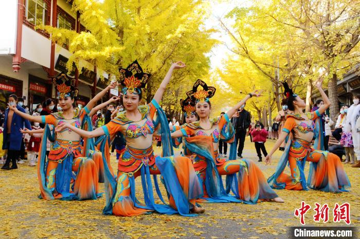 圖為秦州區(qū)文旅局組織的舞蹈隊帶來的舞蹈《絲路》。　秦州區(qū)委宣布供圖