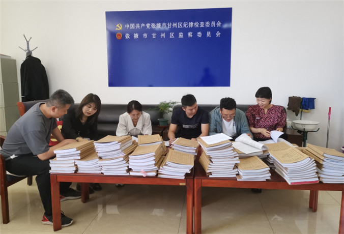 甘州區(qū)紀(jì)檢監(jiān)察干部會(huì)同財(cái)政、審計(jì)工作人員開(kāi)展玉米制種款管理使用清查工作.jpg