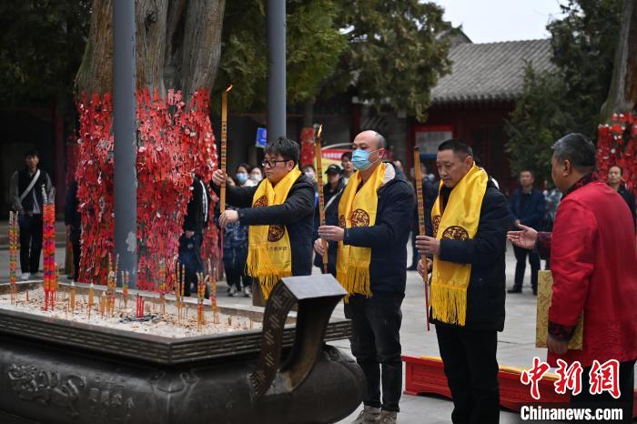 在甘肅天水市伏羲廟內(nèi)，參祭者雙手持香，祭拜人文始祖伏羲?！±顏嘄?攝