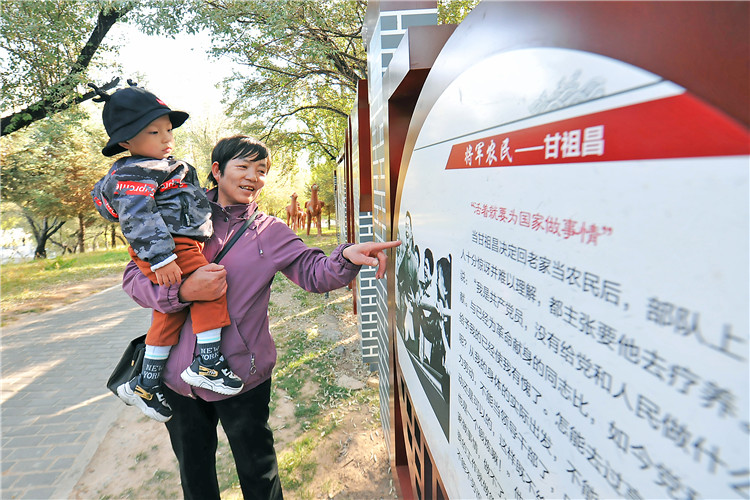 嘉峪關市紀委監(jiān)委通過實施“政治鑄廉、教育促廉、文化育廉、陣地助廉、監(jiān)督固廉”等“五廉”行動，深入推進新時代廉潔文化建設。圖為市民在迎賓湖絲路廉潔文化主題公園“勤廉楷模墻”接受廉潔文化教育。.jpg