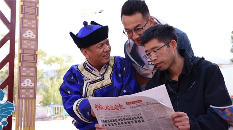 2023年6月8日，甘肅省張掖市肅南裕固族自治縣紅灣寺鎮(zhèn)紀委工作人員在一小區(qū)廉政文化主題廣場與社區(qū)居民拉家常，宣傳廉潔知識，共話廉潔文化.jpg