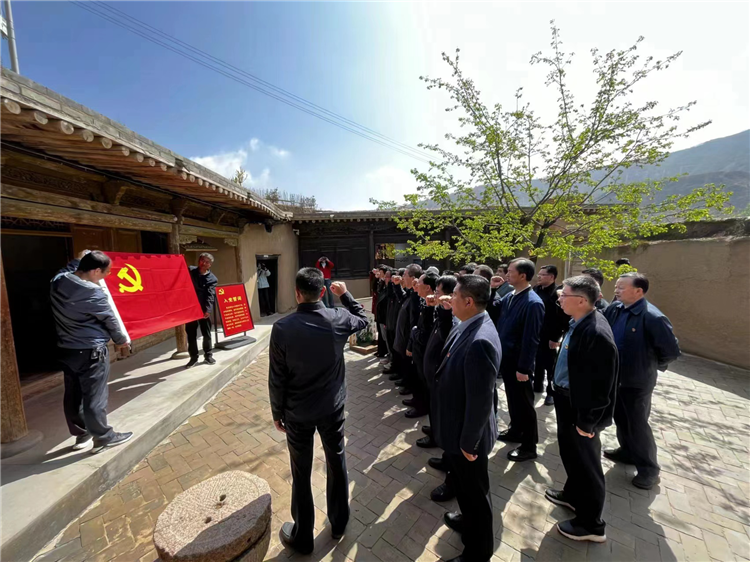 圖為臨夏州紀委監(jiān)委組織黨員干部在東鄉(xiāng)縣布塄溝黨史教育基地開展革命教育活動，賡續(xù)紅色血脈、汲取奮進力量、激發(fā)干事熱情。.png