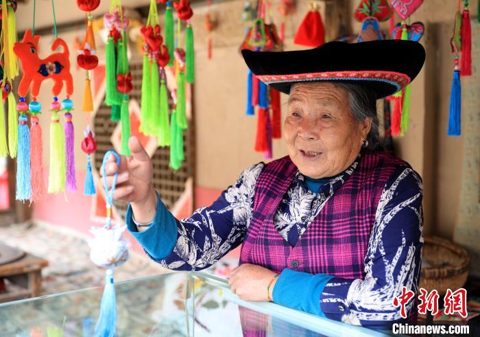 圖為土族繡娘展示繡品。　薛蒂 攝