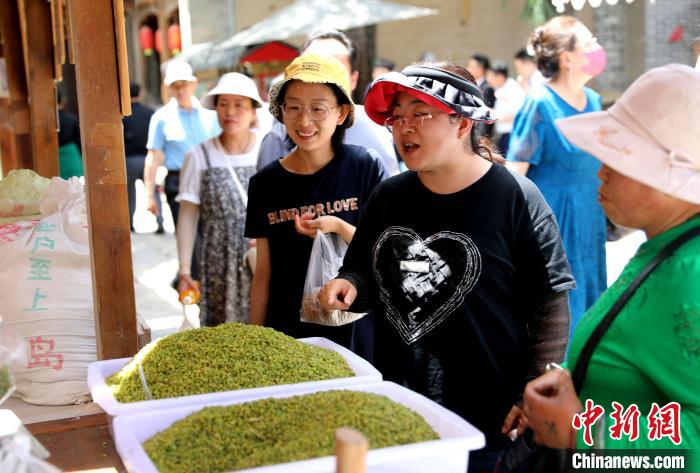 圖為民眾購買青海特色小吃?！⊙Φ?攝