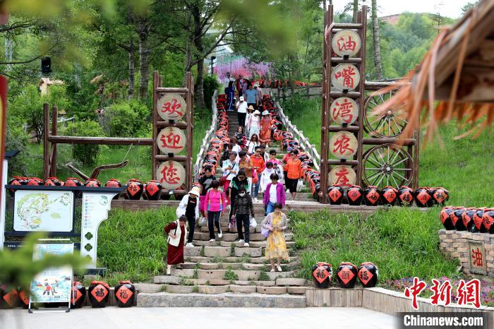圖為油嘴灣生態(tài)文化景區(qū)的游客?！⊙Φ?攝