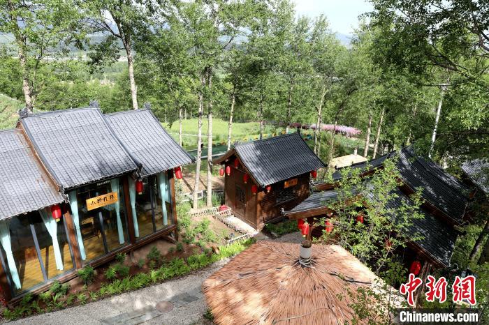 圖為景區(qū)內依山而建的民宿?！⊙Φ?攝
