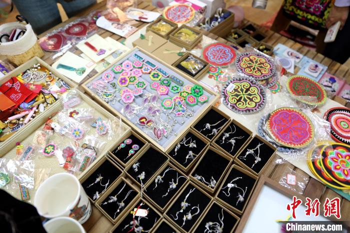 圖為盤(pán)繡作品?！⊙Φ?攝