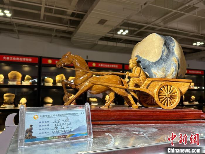 8月3日——7日，2023中國(蘭州)絲綢之路國際賞石文化節(jié)在甘肅國際會展中心舉行。圖為黃河石擺件《千古一帝》。楊娜 攝</p><p>