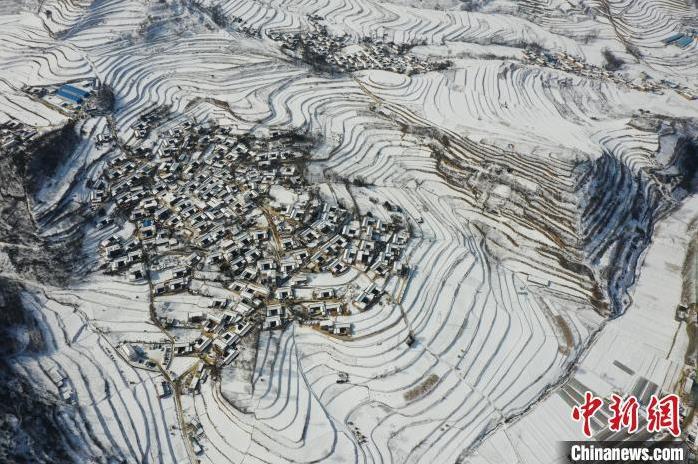 圖為航拍甘肅隴南市西和縣的“雪后鄉(xiāng)村”。(資料圖)張平良 攝